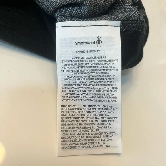 Smartwool Adult Black and White Geometric Beanie and  Gator Set. Like New - Picture 4 of 6